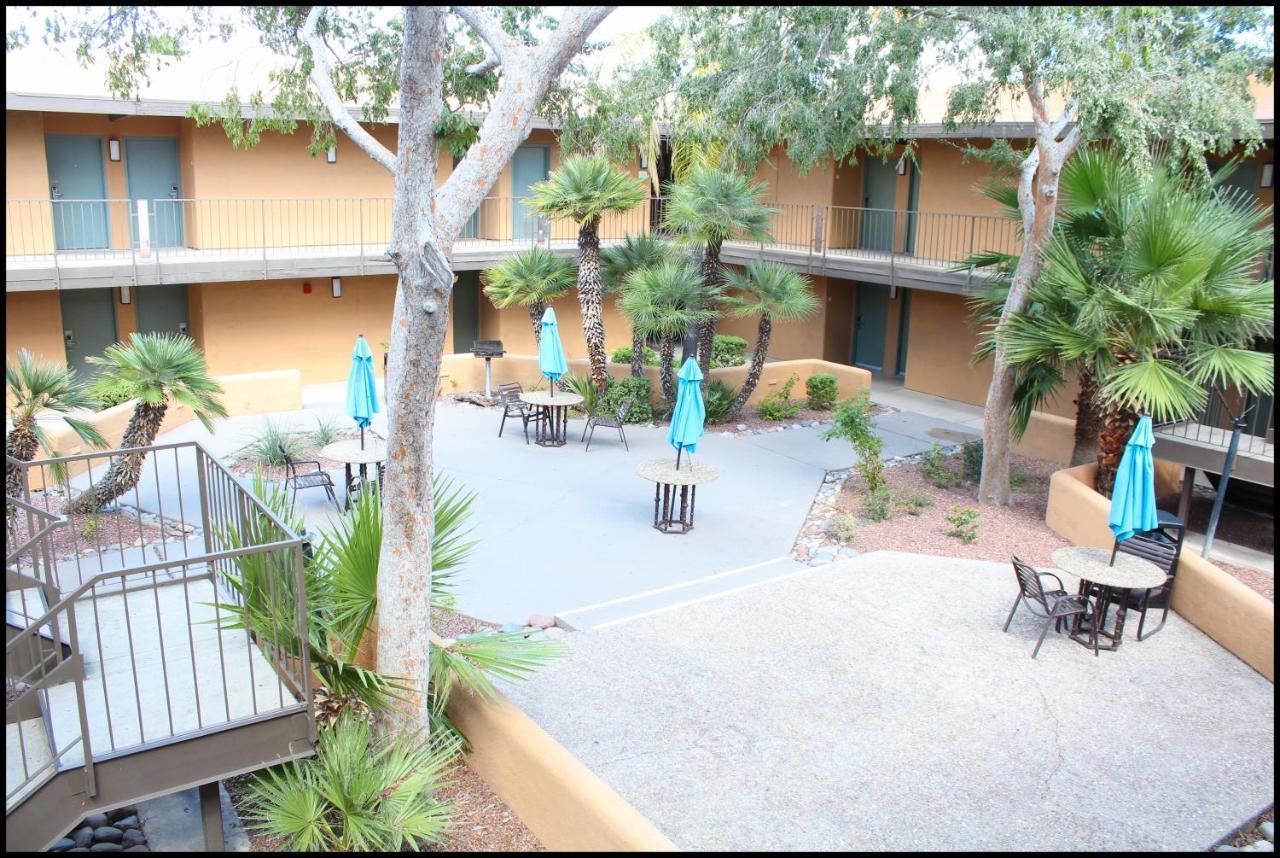 Ramada By Wyndham Tucson Airport Hotel Drexel Heights Екстериор снимка