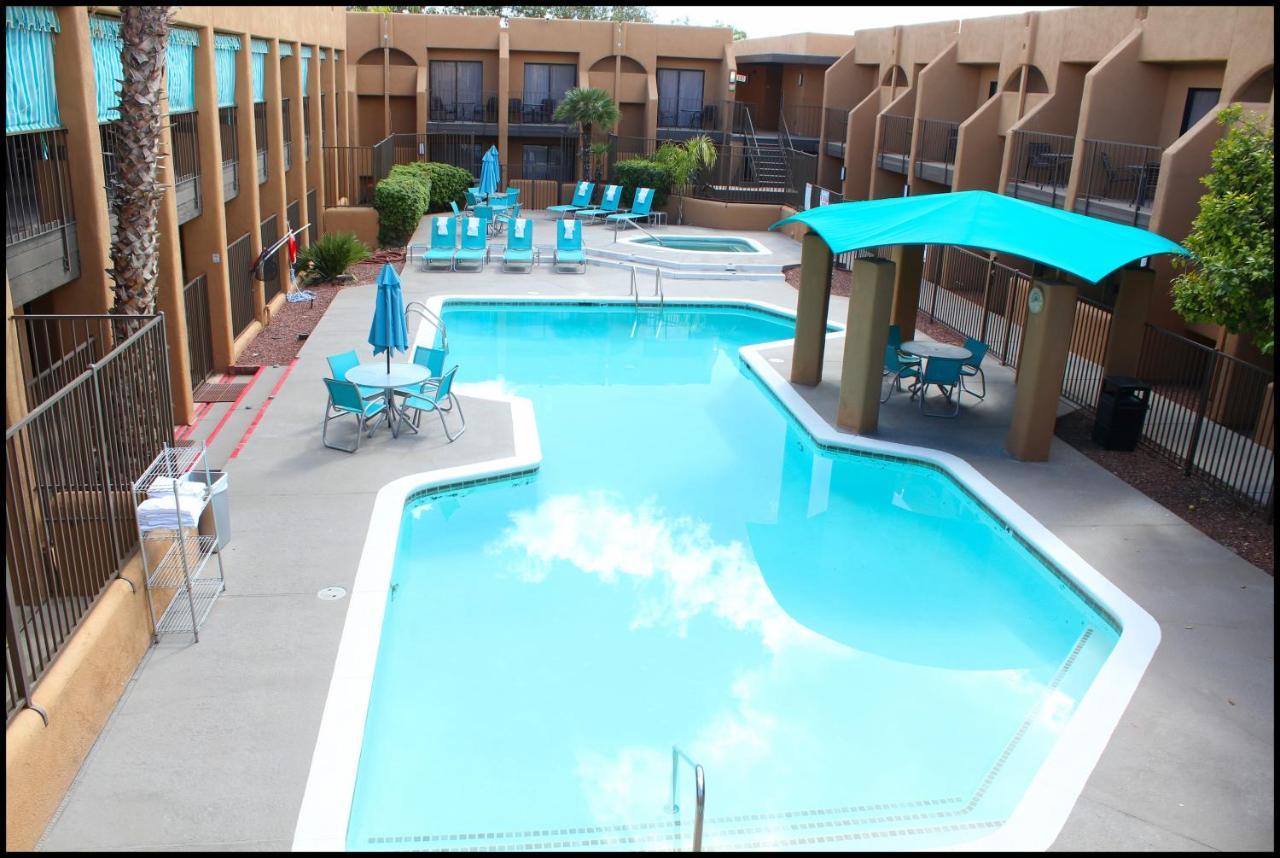 Ramada By Wyndham Tucson Airport Hotel Drexel Heights Екстериор снимка