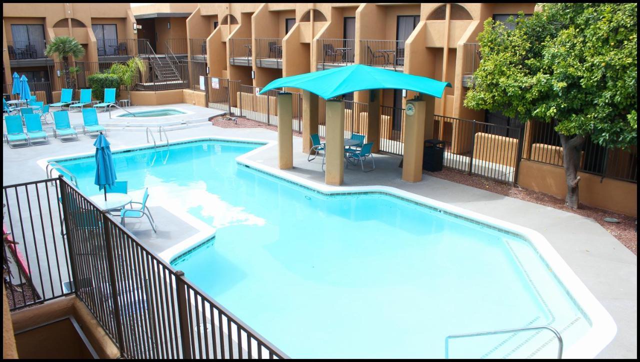 Ramada By Wyndham Tucson Airport Hotel Drexel Heights Екстериор снимка