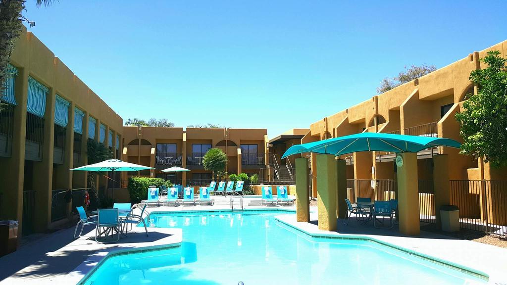Ramada By Wyndham Tucson Airport Hotel Drexel Heights Екстериор снимка