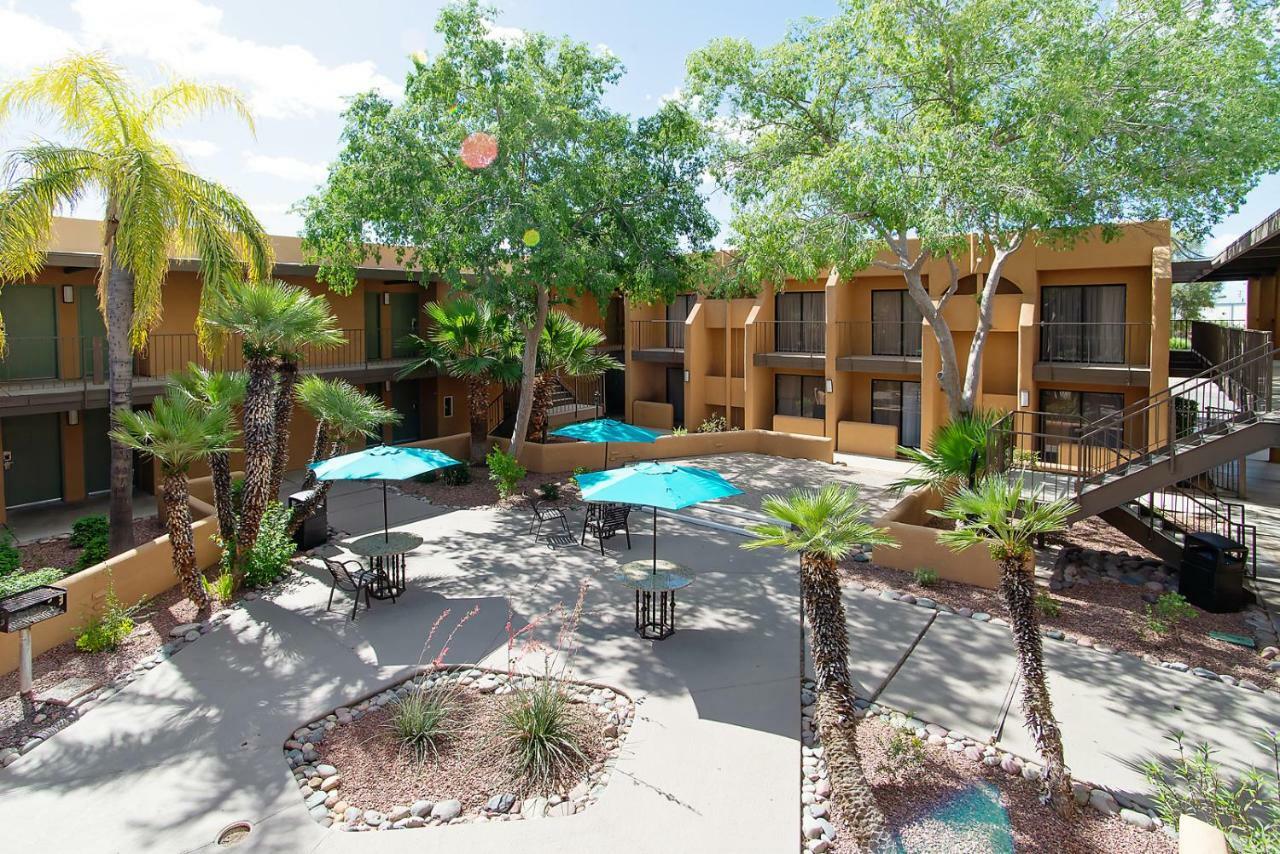 Ramada By Wyndham Tucson Airport Hotel Drexel Heights Екстериор снимка